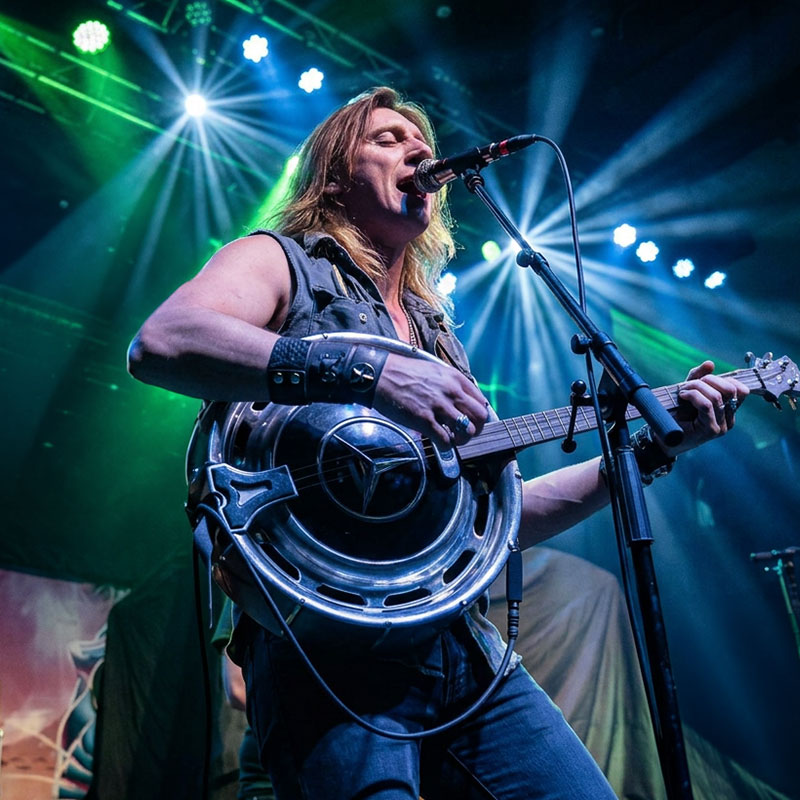 DØVYDAS mit einer 3Saiter Hubcap Guitar