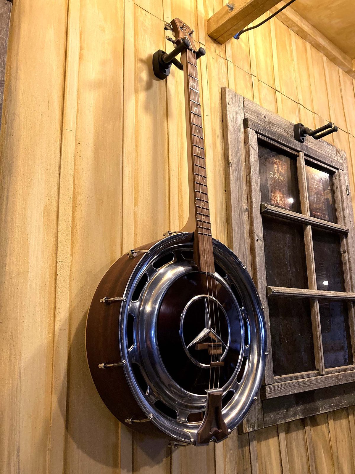 Handgefertigte 3Saiter Hubcap Guitar in Gesamtansicht