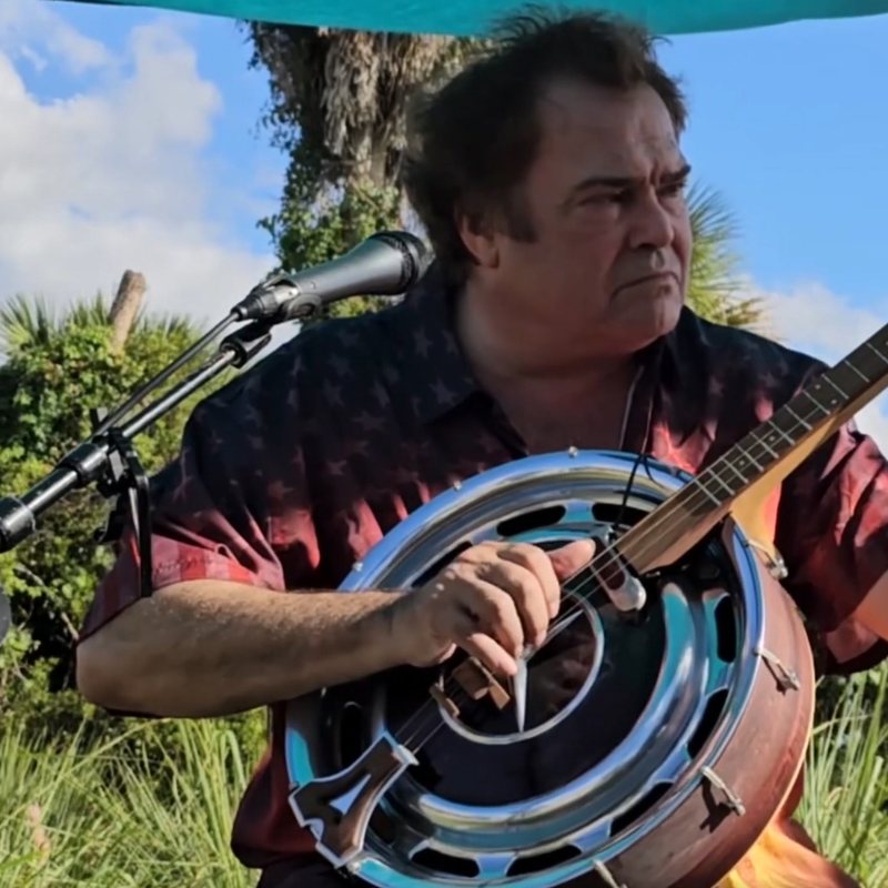 Steve Arvey mit einer 3Saiter Hubcap Guitar