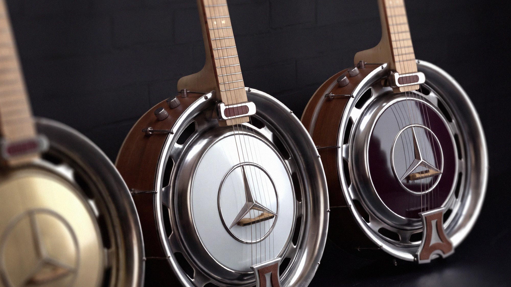 Mehrere handgefertigte 3Saiter Hubcap Guitars mit Mercedes-Benz-Radkappen