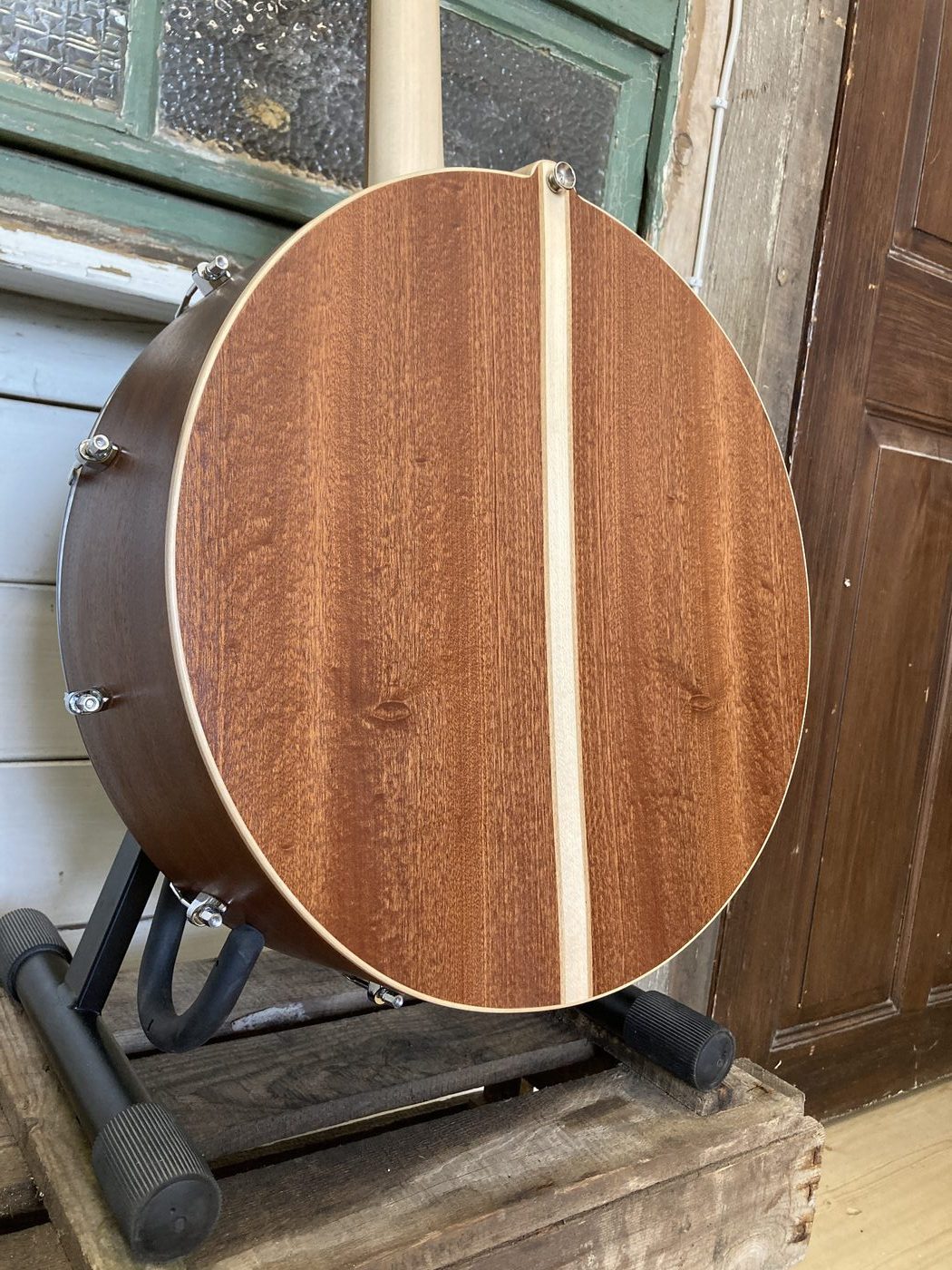 Holzkorpus auf der Rückseite einer 3Saiter Hubcap Guitar