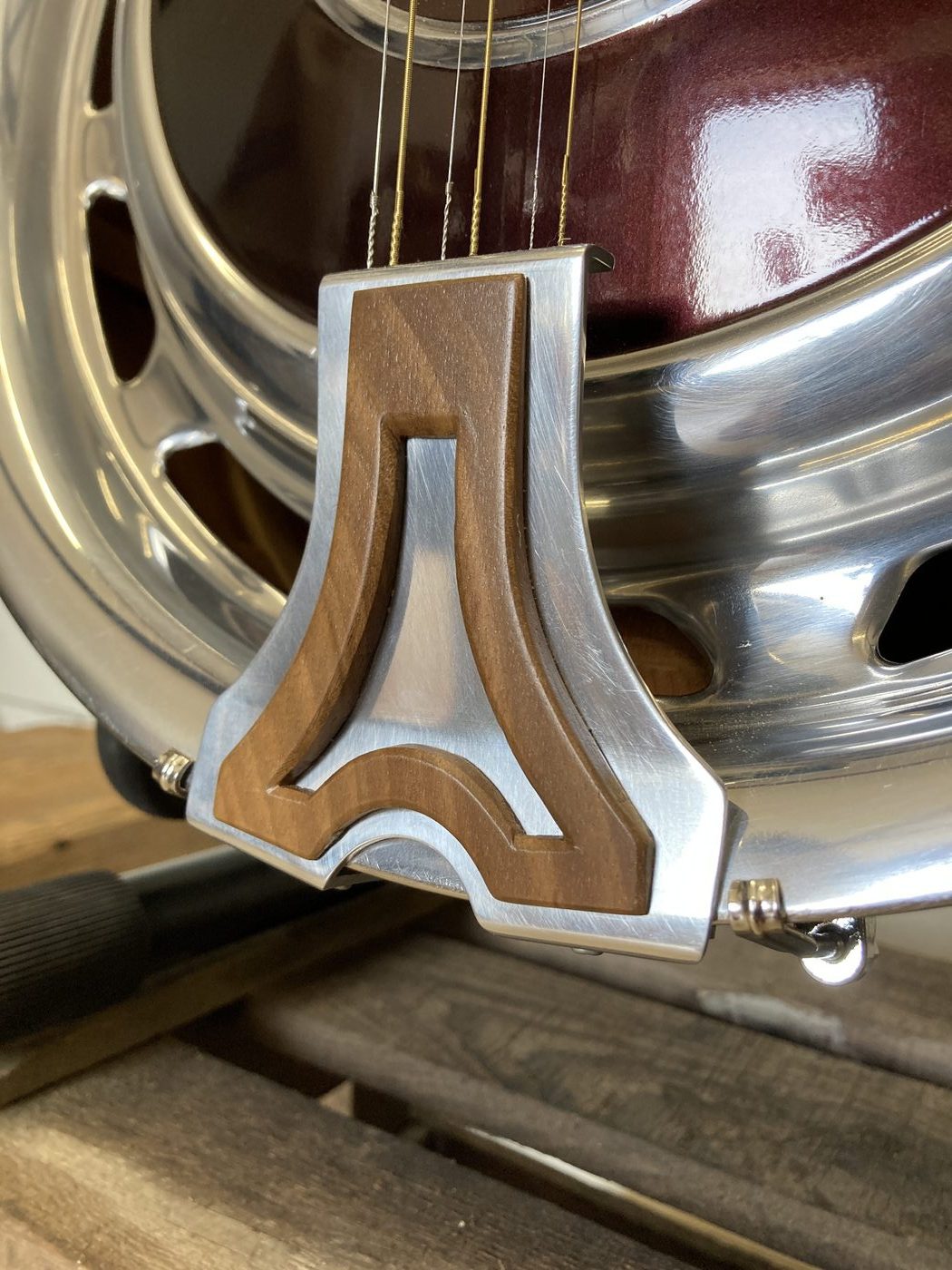 Saitenhalter einer handgefertigten 3Saiter Hubcap Guitar
