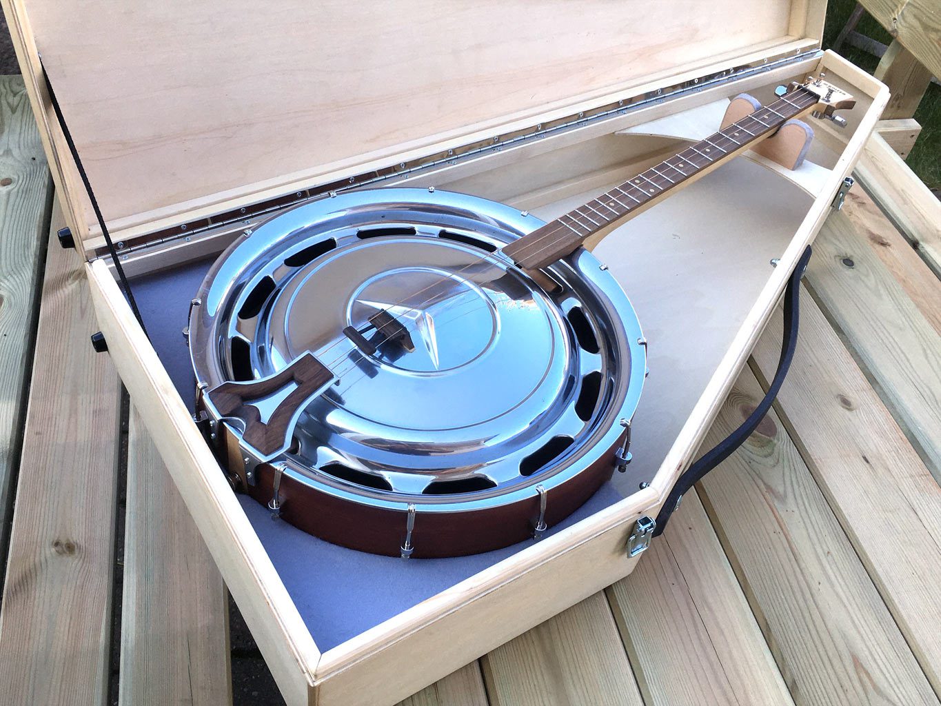 handgeferigter Gitarrenkoffer, auf die Mercedes Hubcap Guitar optimiert
